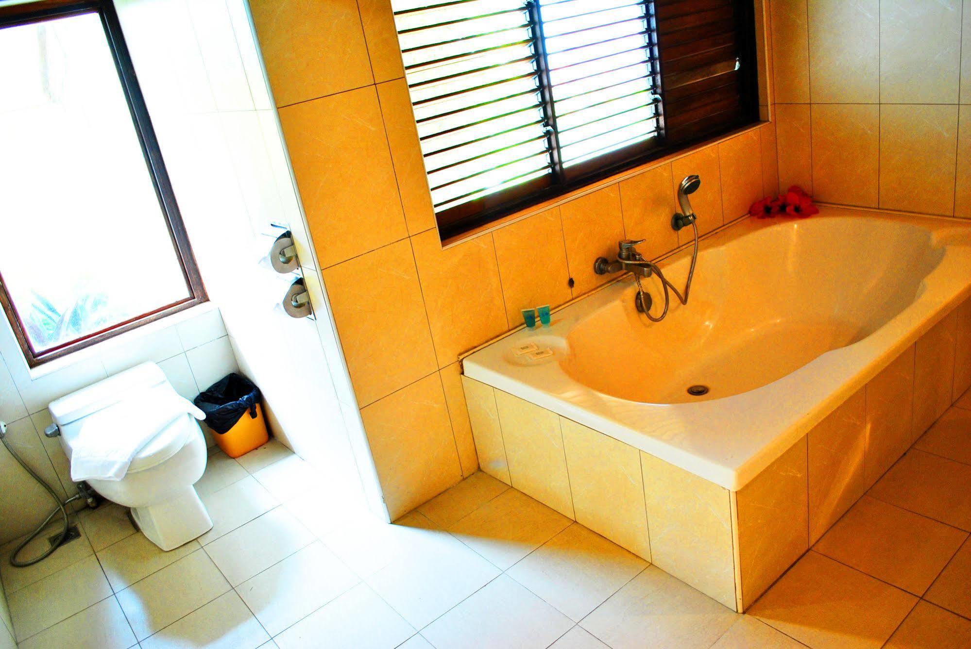 טקלובן Leyte Park Resort Hotel מראה חיצוני תמונה