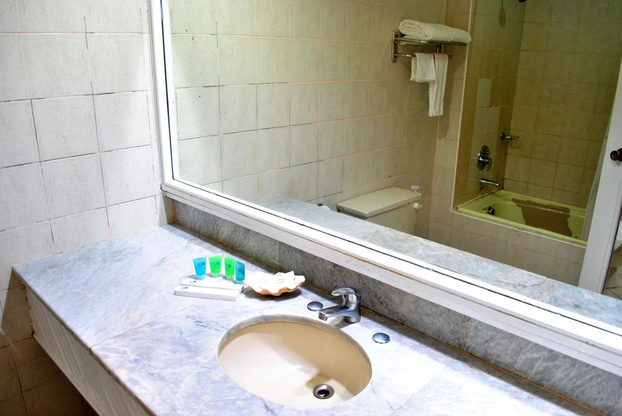 טקלובן Leyte Park Resort Hotel מראה חיצוני תמונה